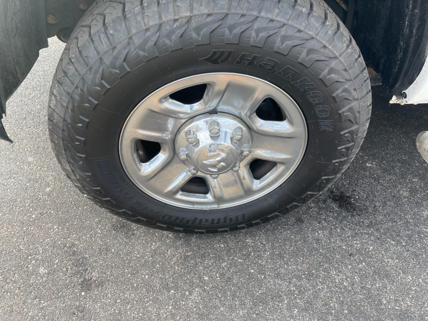 2018 White /Black RAM 3500 Tradesman Crew Cab 4WD (3C63R3GJ7JG) with an 6.4L V8 OHV 16V engine, 6A transmission, located at 11115 Chardon Rd. , Chardon, OH, 44024, (440) 214-9705, 41.580246, -81.241943 - Photo#16